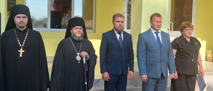 Архипастырь посетил торжественную линейку в Ардатовской СОШ №1