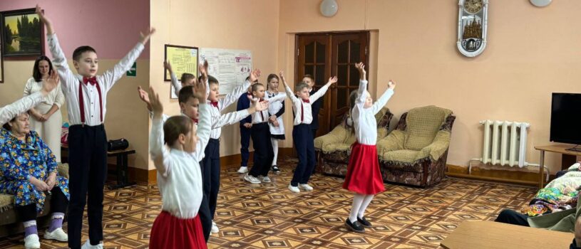 В преддверии Дня Защитника Отечества юная паства Михайловского прихода посетила Большеигнатовский дом-интернат для ветеранов и престарелых