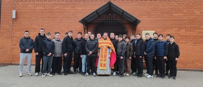 Ключарь Никольский кафедрального собора совершил молебен для призывников и благословил их на воинское служение