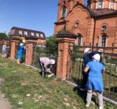В храме Архангела Михаила п.Чамзинка прошли косметические ремонтные работы по внешней окраски ограды вокруг храма
