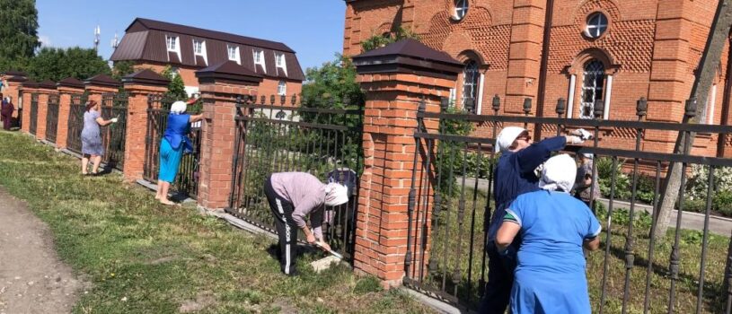 В храме Архангела Михаила п.Чамзинка прошли косметические ремонтные работы по внешней окраски ограды вокруг храма