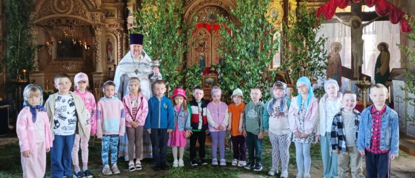 На Духов День малыши Большеигнатовского детского сада молились в родном храме Михаила Архангела