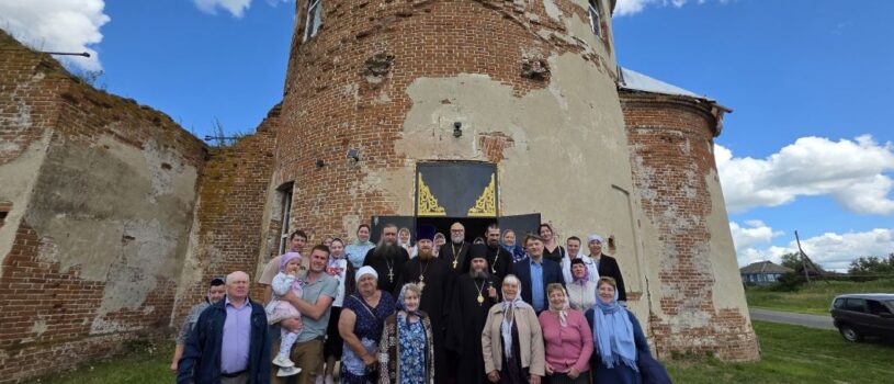 Божественная литургия в храме в честь апп. Петра и Павла с.Починки Большеберезниковского района