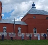 Учащиеся и преподавательский состав Сабанчеевской школы покрасили ограду Троицкого храма