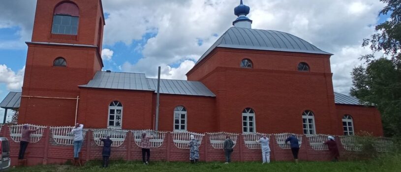 Учащиеся и преподавательский состав Сабанчеевской школы покрасили ограду Троицкого храма