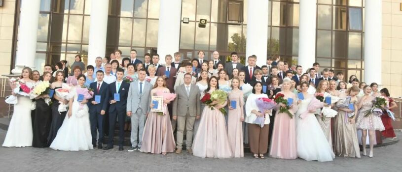 Архипастырь поздравил выпускников с окончанием школы и началом взрослой жизни