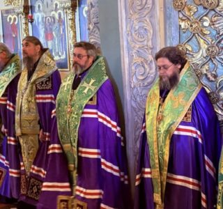 Праздничные торжества в Троице Сергиевой Лавре начались чтением Акафиста прп.Сергию Радонежскому