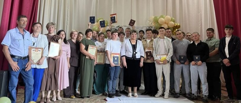 Руководитель молодежного отдела Ардатовской епархии поздравил выпускников Ардатовского аграрного техникума И.А.Пожарского