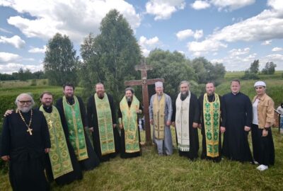 В Христорождественском храме с.Паракино Большеберезниковского района прошла праздничная Литургия и Крестный ход в честь свв.блг. князей Петра и Февронии