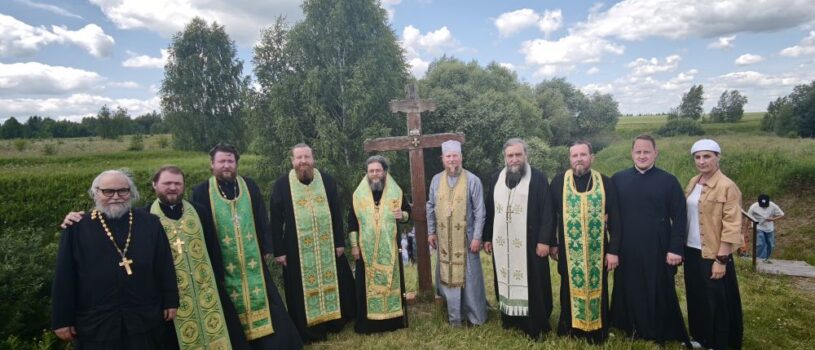 В Христорождественском храме с.Паракино Большеберезниковского района прошла праздничная Литургия и Крестный ход в честь свв.блг. князей Петра и Февронии