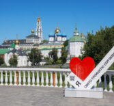На Соборной площади Свято-Троицкой Сергиевой лавры прошла праздничная Божественная литургия