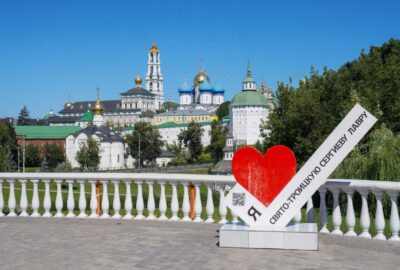 На Соборной площади Свято-Троицкой Сергиевой лавры прошла праздничная Божественная литургия