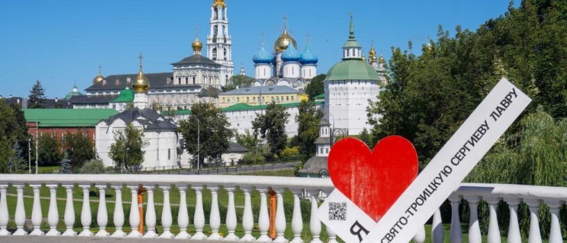 На Соборной площади Свято-Троицкой Сергиевой лавры прошла праздничная Божественная литургия