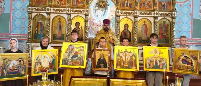 В храме Архангела Михаила п.Чамзинка после Воскресной литургии прошло освящение новых икон