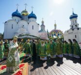На Соборной площади Свято-Троицкой Сергиевой лавры прошла праздничная Божественная литургия