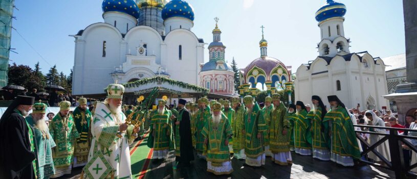На Соборной площади Свято-Троицкой Сергиевой лавры прошла праздничная Божественная литургия