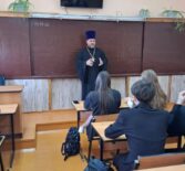 Помощник Чамзинского благочинного по работе с молодежью посетил торжественную линейку поднятия Флага РФ в Комсомольской СОШ №1