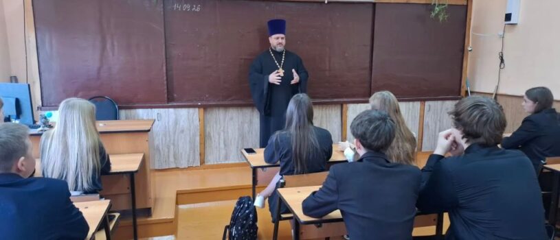 Помощник Чамзинского благочинного по работе с молодежью посетил торжественную линейку поднятия Флага РФ в Комсомольской СОШ №1