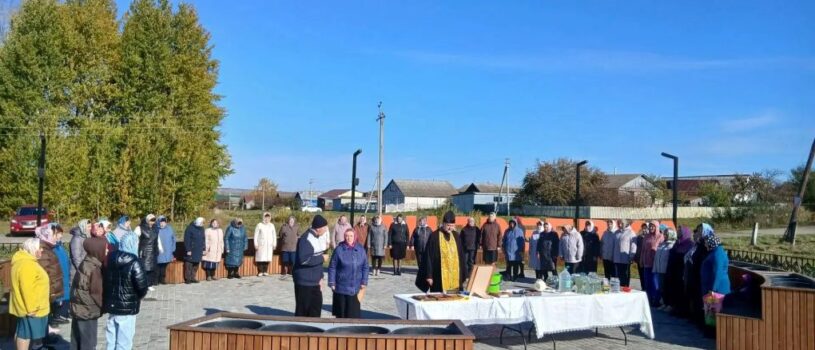 Благочинный Большеигнатовского района в селе Андреевка освятил благоустроенный сквер с зонами отдыха и игровыми площадками для детей